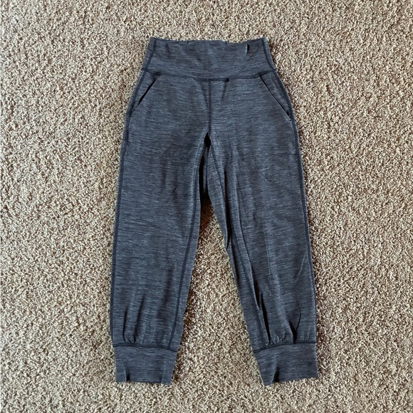 Lululemon Align Cropped Jogger Heathered Black / Gray Style W6CEFS Size 4 - Picture 1 of 14